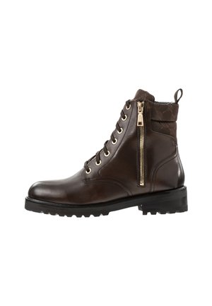 Bottine en cuir marron foncé avec lacets, fermeture éclair latérale dorée, col matelassé avec motif discret et semelle en caoutchouc épaisse.