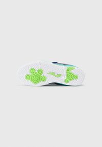 Suela de zapatilla deportiva con una base blanca y patrones hexagonales verdes y textura antideslizante. Parte superior en azul oscuro con acentos en azul.