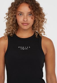 Svart ärmlös topp i bomull med rund halsringning och vit tryckt logotyp "O'Neill California" över bröstet.