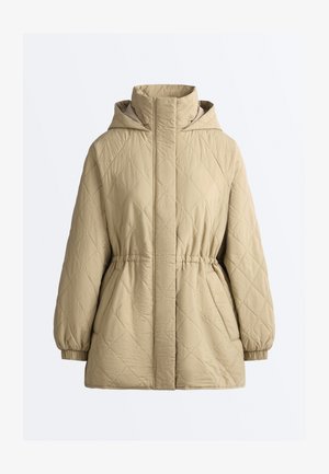 Beige quiltet jakke med høj krave, hætte, elastisk talje og manchetter samt forlommer mod en ensfarvet hvid baggrund.