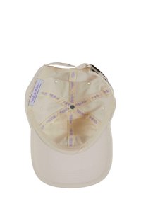Beige színű baseball sapka ívelt karimával, szövet béléssel és belső varrásokkal, amelyeken lila szöveg található. Hátul állítható pánt.