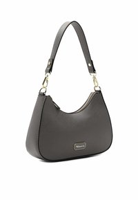 Petit sac à épaule gris texturé avec fermeture éclair dorée et garnitures, sangle courte, et une plaque rectangulaire du logo de la marque sur le devant.