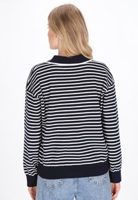 Sweter w niebiesko-białe paski z prążkowanym kołnierzem i mankietami, w luźnym kroju i miękkiej fakturze. Casualowy styl, widok z tyłu.