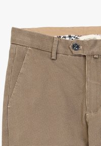 Bruine geruite broek met een slim fit, zijzakken, knoopsluiting en een contrasterende, motiefvoering aan de binnenkant.