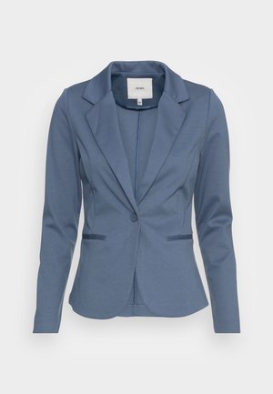 Blauwe, op maat gemaakte blazer met lange mouwen en één knoop, voorzien van inkeping revers en twee voorste pipetzakken, plat liggend afgebeeld tegen een witte achtergrond.