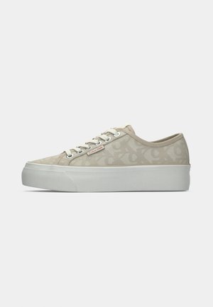 Beige Low-Top Plattform Sneaker mit weißen Schnürsenkeln, subtilem CK-Muster, silbernen Ösen und Calvin Klein Logo-Tag an der Seite.