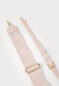 A alça ajustável rosa possui um tecido estampado, detalhes em metal dourado e uma ponta em material semelhante a couro com um logótipo. O comprimento pode ser modificado.