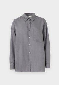 Camisa cinza abotoada com colarinho, mangas longas, um bolso no peito e finas riscas verticais rosas. Textura de tecido suave.