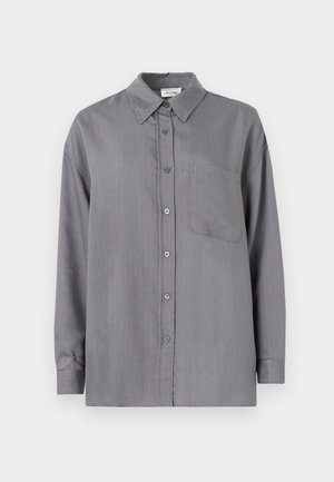 Szary koszula z guzikami, z kołnierzykiem, długimi rękawami, pojedynczą kieszenią na piersi i subtelnymi różowymi pionowymi paskami. Gładka tekstura tkaniny.