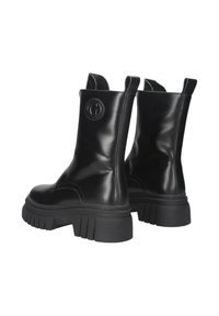 Stivaletti alla caviglia in pelle nera con suola robusta, texture liscia e dettaglio logo in rilievo. Dotati di linguette per facilitare la calzata.