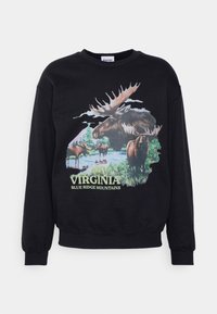 Felpa nera con una grafica colorata di alci e alberi sopra un lago, con testo "MONTAGNE DEL VIRGINIA BLUE RIDGE". Maniche lunghe.