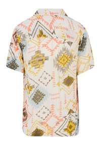 Camisa de manga corta con un patrón geométrico abstracto en naranja, amarillo, marrón y azul sobre un fondo claro; tejido suave y ligero.