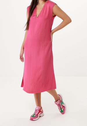 Vaaleanpunainen polvipituinen mekko, jossa on V-pääntie ja lyhyet hihat; sivuissa halkiot. Yhdistetty värikkäisiin lenkkareihin rentoa tyyliä varten.