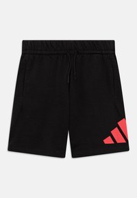 Pantalones cortos de algodón negros con cintura elástica, cordón, bolsillos laterales y un gráfico del logo de Adidas en color rosa en la parte inferior izquierda.