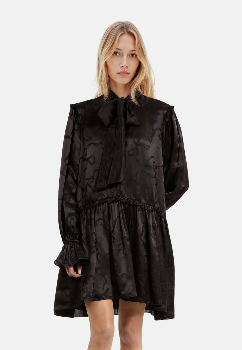 Schwarzes Satin-Kleid mit einer Schleifenkragen, langen, luftigen Ärmeln, strukturierten Mustern und einer gerafften Taille mit einem fließenden Rock.