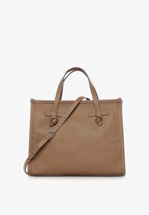 Borsa a mano in pelle color cuoio con due manici superiori, tracolla regolabile e staccabile, e finitura testurizzata su sfondo bianco.