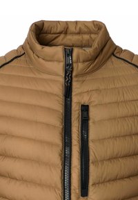 Beige Pufferjacke mit hohem Kragen, horizontaler Steppoptik, zwei schwarzen Reißverschlüssen und kontrastierendem schwarzen Besatz entlang der Schultern.