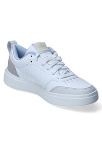 Scarpe da ginnastica bianche con una tomaia in materiale sintetico liscio, linguetta imbottita e un accento grigio chiaro sul tallone. Inclusi lacci e suola testurizzata.