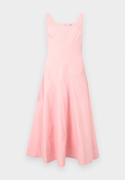 Ανοιχτό ροζ μίντι φόρεμα χωρίς μανίκια με τετράγωνη λαιμόκοψη και φούστα που φουντώνει, εμφανιζόμενο σε ουδέτερο φόντο.