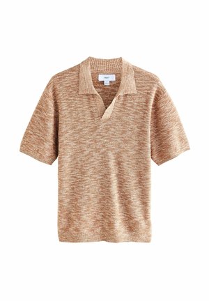 Koszulka polo z krótkim rękawem, wykonana z dzianiny w jasnobrązowym kolorze, z prążkowanym kołnierzykiem i dekoltem w kształcie litery V na białym tle.