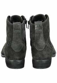 Botines de ante gris con una textura suave, que cuentan con cremalleras laterales y una suela negra de goma baja, diseñados para facilitar su uso.