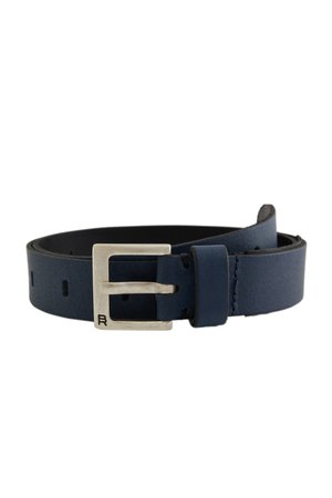 Marine leren riem met een gladde textuur, voorzien van een zilveren gesp en verstelbare gaatjes voor maatvoering. Minimalistisch ontwerp met strakke lijnen.
