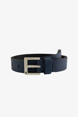 Marine leren riem met een gladde textuur, voorzien van een zilveren gesp en verstelbare gaatjes voor maatvoering. Minimalistisch ontwerp met strakke lijnen.