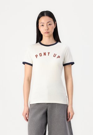 Koszulka w kolorze kremowym z granatowym wykończeniem i krótkimi rękawami. Nadruk "PONY UP" w wyrazistych czerwonych literach na piersi. Wykonana z miękkiego materiału bawełnianego.