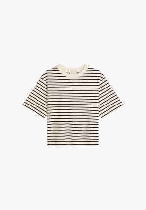 Kremowa koszulka z krótkim rękawem z czarnymi poziomymi paskami i okrągłym dekoltem, przedstawiona na białym tle.