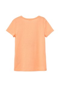 Korte mouwen t-shirt van zacht, lichtgewicht stof. De kleur is pastel oranje, met een ronde hals en een rechte snit aan de onderkant.