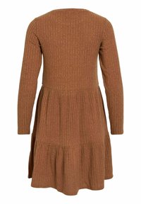Robe marron en maille côtelée à manches longues avec des volants froncés et une jupe légèrement évasée, vue de dos.
