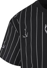 Schwarzes Kurzarmhemd mit vertikalen weißen Nadelstreifen und kleinen abstrakten weißen Gesichtslinienzeichnungen auf dem Stoff verteilt.