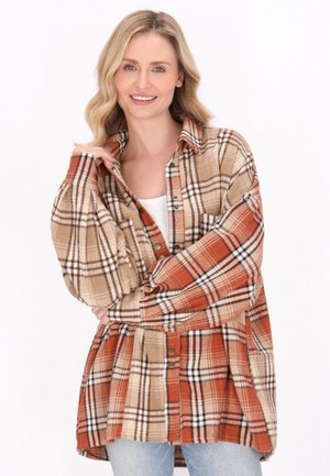 Kariertes Flanellhemd mit einem Farbschema aus Beige, Braun und Rot, mit Knopfleiste, Brusttasche und entspanntem Schnitt mit überschnittenen Schultern.