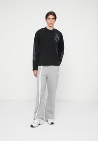 Atelier de roupa ETHNIC LONG SLEEVE UNISEX - Hosszú ujjú felső - black