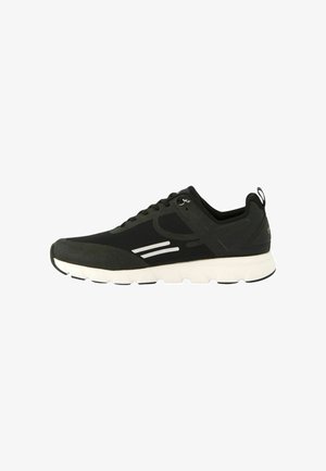Chaussures de sport noires avec une tige en mesh, des accents blancs, une semelle rembourrée et une languette au talon pour un enfilage facile.