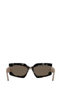 Okulary przeciwsłoneczne w kolorze muszli żółwia o kwadratowym kształcie, z ciemnymi soczewkami i beżowymi zausznikami. Ramka ma kontrastujący wzór kolorystyczny.