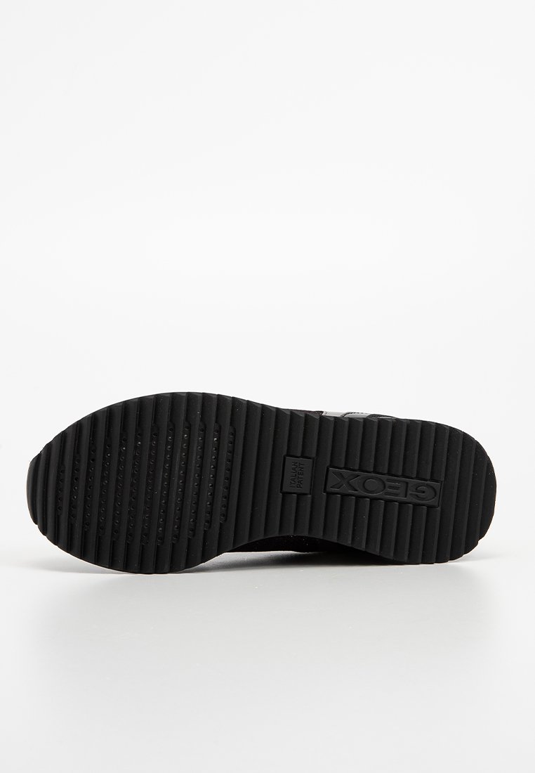 Schwarze Gummisohle mit charakteristischen Profilmustern. Enthält Geox-Branding und strukturierte Bereiche für verbesserten Grip und Langlebigkeit.