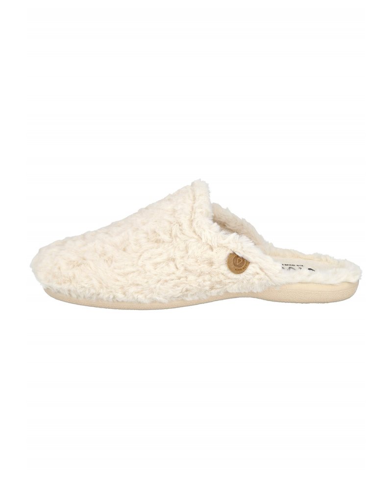 Zapatilla color crema con textura esponjosa, diseño tipo slip-on y punta redonda. Presenta un pequeño acento de logo circular en el lateral.