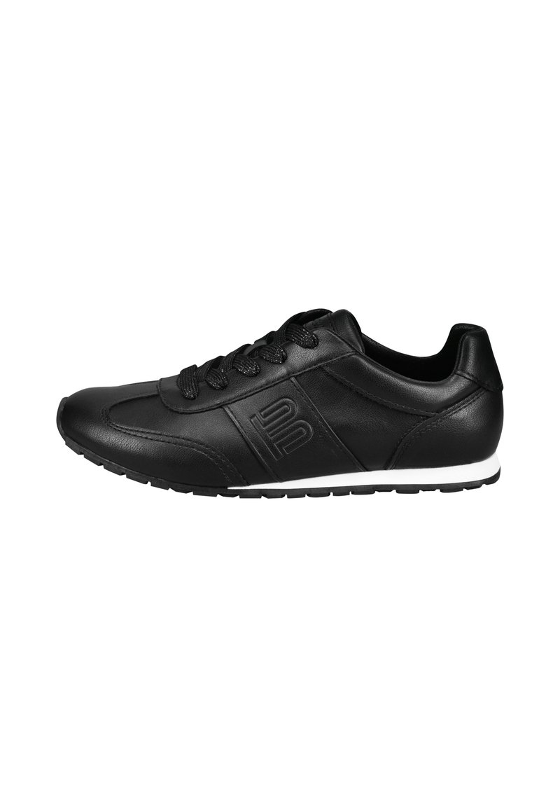 Sneaker nera in pelle con texture liscia, punta tonda, design con lacci e suola in gomma bianca con un sottile dettaglio del logo.