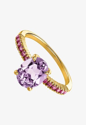 Anillo de oro con una gran piedra preciosa de corte cojín de color púrpura claro, flanqueada por pequeñas piedras rosas en un diseño de banda retorcida.