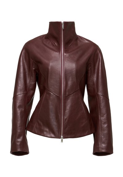 Bordeaux leren jack met hoge kraag, ritssluiting en een getailleerde pasvorm met paneeldetails en een gladde textuur.