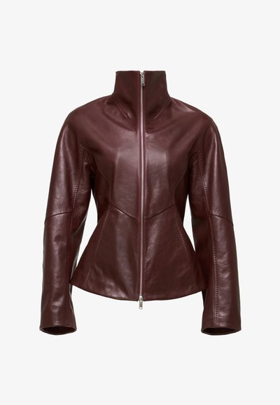 Giacca in pelle bordeaux con colletto alto, chiusura zip e vestibilità sagomata, dotata di dettagli a pannello e superficie liscia.