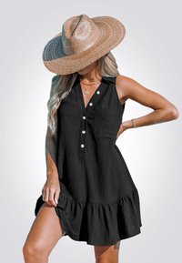 Schwarzes ärmelloses Kleid mit schwingendem Saum, ausgestattet mit einer Knopfleiste und einer einzelnen Tasche. Texturiertes Gewebe sorgt für visuelles Interesse.