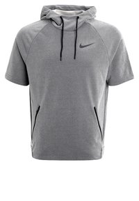 Sweatshirt gris à capuche avec manches courtes, cordon de serrage, logo accent noir, et poches latérales, fabriqué en tissu doux et texturé.