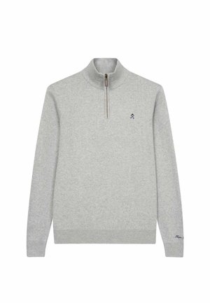 Lichtgrijze pullover trui met een ritskraag, ribgebreide boorden en onderkant, en een klein marineblauw logo op de borst. Zachte gebreide textuur.