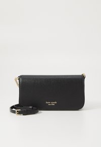 Svart lær crossbody-veske med teksturert overflate, gull logo-detall, avtagbar stropp og kjedeakenter. Kompakt rektangulær form.