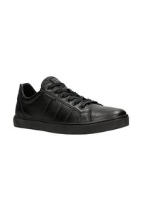 Sneaker nera con tomaia in pelle testurizzata, punta liscia e design con lacci. Presenta una suola in gomma e sottili dettagli in rilievo.