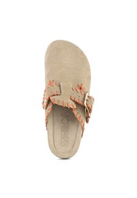 Scarpa slip-on in suede marrone chiaro con dettagli di cucitura arancione. Include un accento in metallo a forma di fibbia. Texture liscia, punta rotonda, design con suola piatta.