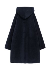 Cappotto in pile blu navy con cappuccio, dal taglio comodo e maniche larghe. Texture morbida, design di lunghezza media, senza chiusure visibili.