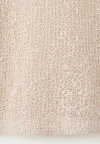 Tissu crème à mailles lâches avec des boucles ouvertes visibles et des fibres texturées formant un motif doux et aérien.